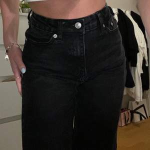 Superfina svartgråa jeans som är raka i modellen, använda ett fåtal gånger. Strl 36