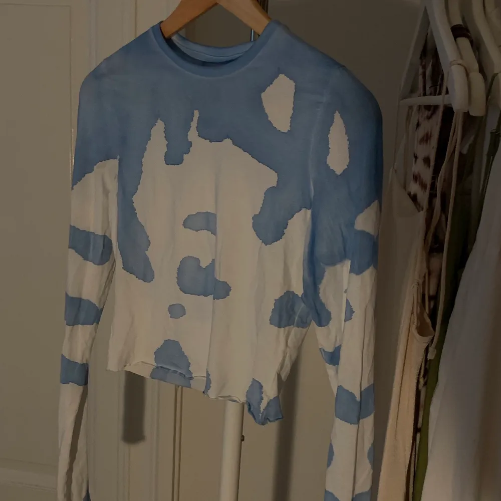 Cool tröja från Weekday i nyskick! Passar XS/S, säljes för 100 kronor exklusive frakt! ⚡️. Tröjor & Koftor.