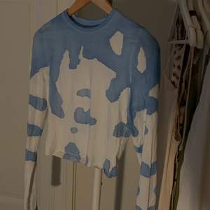 Cool tröja från Weekday i nyskick! Passar XS/S, säljes för 100 kronor exklusive frakt! ⚡️