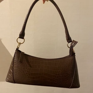 Brun väska - Säljer min bruna väska från bikbok. Mer kall brun i verkligheten, köpt för 299 men säljer för 150✨💓😍