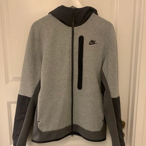 Nike Tech fleece   - Nike tröja som är bara använd 3 gånger köpte den i September för 1200kr från JD sports. Storlek M och skick 9/10. 