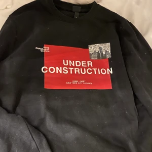 Hoddie HM - Säljer en super skön hoddie utan luva. Säljer pågrund av att jag ej anvönder den. Den har använts 1-2 gånger så den är som ny. Hör av dig om du har några frågor😊