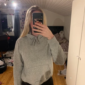 Grå hoodie - En grå hoodie från H&M divided stl S, säljs pga för kort i ärmarna