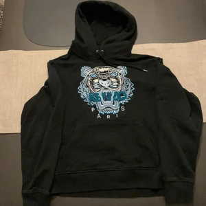Kenzo hoodie - Svart kenzo Hoosiers fint skick men syns att den har blivit tvättad några gånger. Storlek (S)