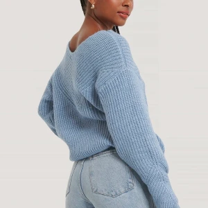 Blå stickad tröja - Världens finaste blå stickad tröja. En av mina favorit tröjor men kommer tyvärr inte till användning längre. Älskar färgen så mycket!! I jättefint skick och slutsåld. Nypris 399kr säljer för 250kr. 