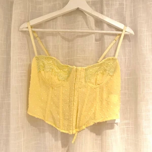 Gul spets korsett - Säljer denna superfina korsett från chiquelle (slutsåld på hemsidan) då den inte kommit till användning. Jag har storlek s i vanliga fall med denna i L sitter som en smäck på mig:)