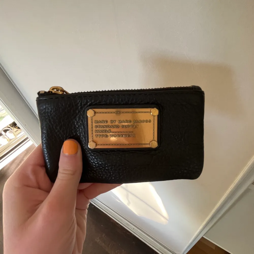 En korthållare/plånbok/nyckelhållare från Marc Jacobs. Accessoarer.