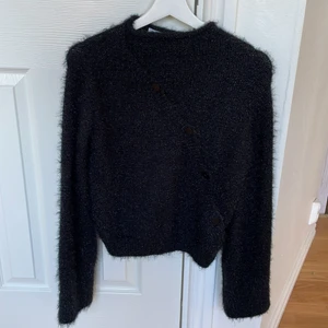 NA-KD tröja  - Säljer en lurvig och skön tröja från NA-KD. Används inte därav säljer jag den! Storlek S