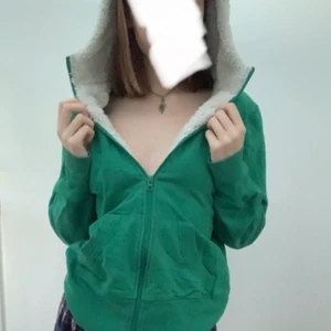 Grön hoodie i strl s - As snygg grön hoodie i strl s. Köpt secondhand men inte använd av mig. Inga defekter och väldigt bekväm. Har vit fake päls i luvan vilket ger den en mer speciell men snygg look. Dragkedjan funkar bra. Behöver kanske strykas lite. Skriv vid frågor💖💖