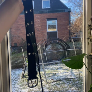 Hm  - Säljer ett jätte fint skärp från hm. Använt typ 2 grr. Som man kan se på bild 3, så är det lite repit men det synds inte så tydligt💖 inte säker på hur mkt frakten kostar💖