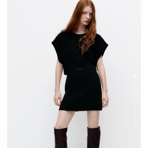 Stickad kjol från Zara - Säljer min svarta stickade kjol från Zara pga att jag råkat beställa två stycken🥰 Nyskick med prislappen kvar & den är helt slutsåld på hemsidan✨