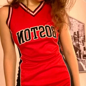 cheerleader-vibe klänning - snygg röd klänning, ger lite cheerleader vibe. Köpt på humana secondhand i Stockholm. Jätte bra skick sitter perfekt. 