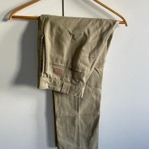 Dickies 874 Beige  - Klassiska dickies 874, passar perfekt i midjan om man är runt 29, ganska högmidjade också