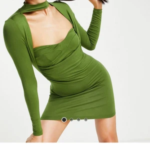 Miniklänning - En oöppnad miniklänning från Asos, säljer för att returtiden har passerat. Den är Khakigrön. 