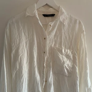 Linneskjorta  - Vit linneskjorta med guldfärgade knappar från Zara i storlek S 🤍🤌🏽