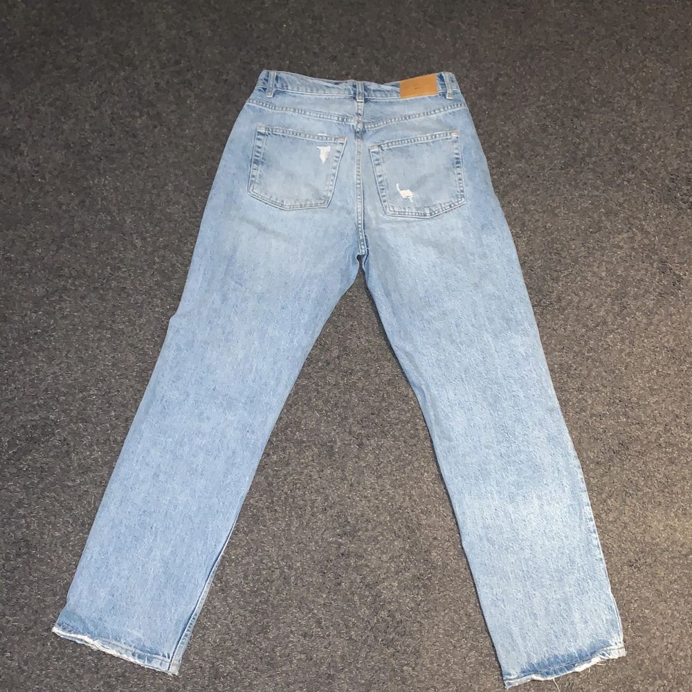 Ett par jätte fina baggy jeans från Gina, perfekt för dig som är kort, runt 150/160. Jeansen har två fickor där bak och tre fickor framifrån. Jag gillar verkligen dom här jeansen men dom är för korta för mig. Jeansen kostade runt 400/600 men jag säljer dom för halva priset.💕. Jeans & Byxor.