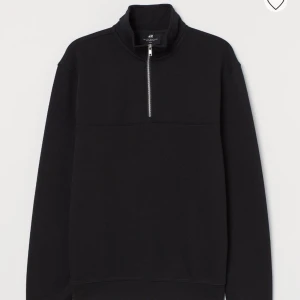 H&M sweatshirt  - Säljer denna sweatshirt med dragkedja från HM från herravdelningen där av liten storlek, vanligtvis har jag S. Frakt kostnad är ej riktigt, kontakta vid intresse.