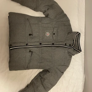 Moncler vinterjacka XS-S - Moncler jacka som jag fått i present. Använts sedan 2018, men än i mycket gott skick! Jag har original lapparna som satt på jackan när jag fick den. Bud från 1500. Bjuder på halva fraktkostnaden 😘