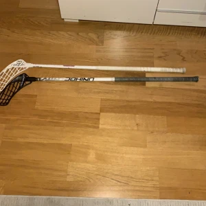 Innebandy klubbor - En unihoc klubba och en zonefloorball i väldigt bra kvalitet. Klubborna är köpta i butik båda två och zone klubban orginalpris är 1400kr och unihoc orginalpris är 899kr. Längden passar mig som är ca 180 cm, så från 170-185 cm skulle passa. Mitt pris är Zone=500kr Unihoc=300kr. Fodralet ingår om man köper en klubba och allt som allt kostar 700kr.