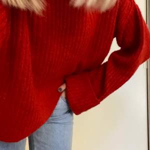 Röd stickad tröja i från Ginatricot med långärmar och hög krage i storlek xs, köpare står för frakt💕skriv för priset på frakt, inte det som står nedan‼️