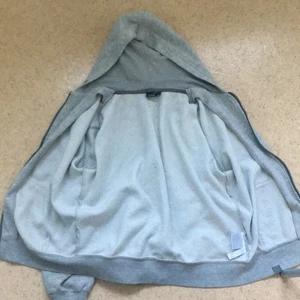 Grå tjocktröja  - Grå tjocktröja, är för kort för mig så skulle säga runt 140-150 cm 