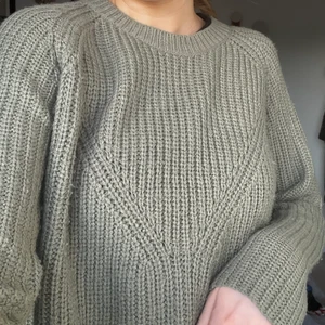 Stickad tröja  - Säljer denna mysiga gröna tröjan då den blivit för liten för mig, sparsamt använd och har inga defekter 💕💕 storlek S 