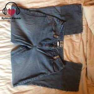 Ljusblåa jeans - Ljusblåa jeans i strl 42. Säljs av Rytmus Stockholms Elevkår, alla kläder som säljs har skänkts utav elever på Rytmus och de pengar som samlas in från klädinsamlingen ges oavkortat till WWF. Ta chansen och köp fina kläder second hand och bidra på samma gång till att bevara miljön!