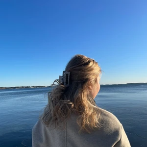 Svart vit hårklämma - Svart, vita hårklämmor i olika storlekar. Kommer i stor, mellan och liten. Passar dig som har både tunt och tjockt hår. Köparen står för frakten. Priserna varierar beroende på storlek. Stor- 89 kr, Mellan- 69 kr & Liten - 49 kr