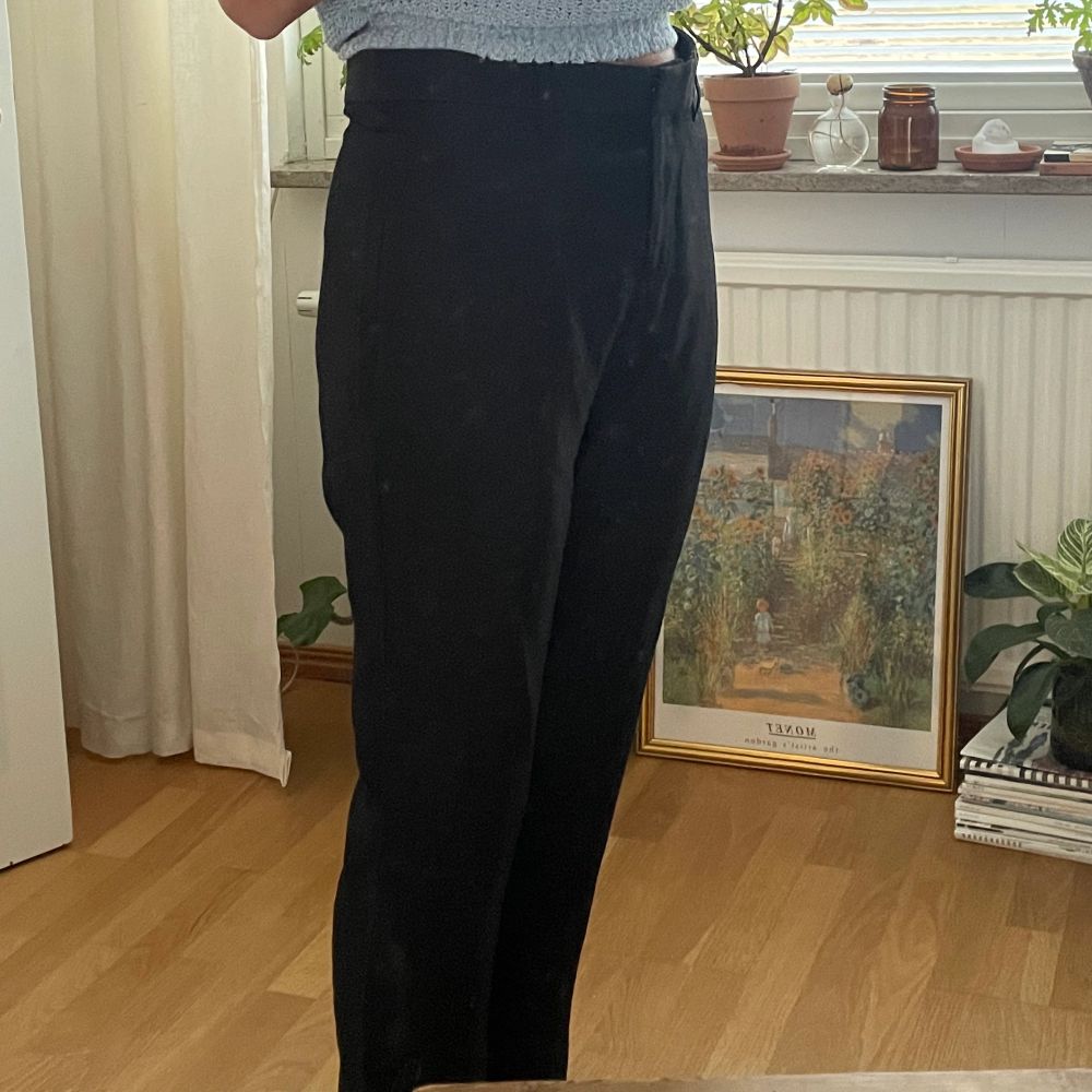 Säljer mina svarta Acne kostymbyxor då dem blivit lite för stora. Stl 36 men passar S-M (36-38). Långa i längden och sparsamt använda🌞. Jeans & Byxor.
