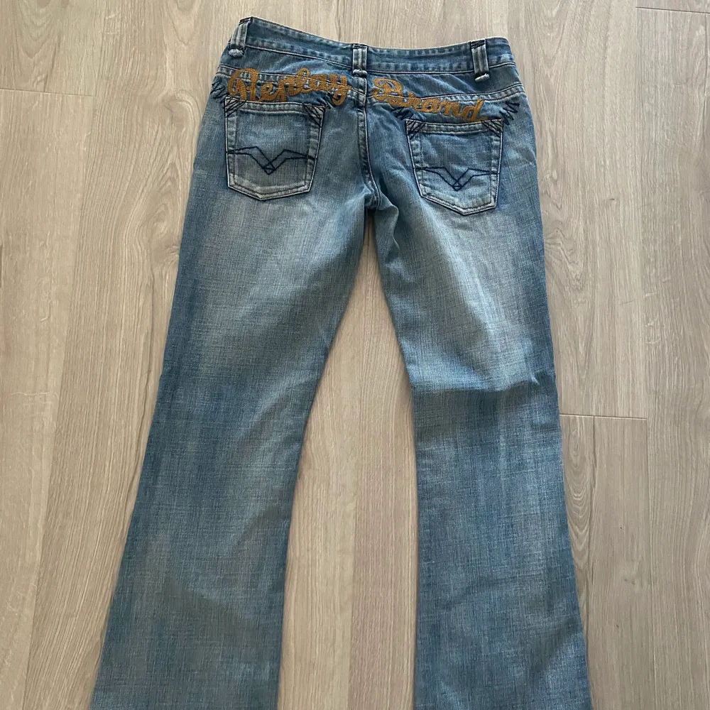 Säljer nu dessa balla vintage jeans från 15 år tillbaka. Finns ingenstans att köpa längre. Dom är bocut lågmidjade. Buda gärna . Jeans & Byxor.