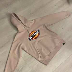 Dickies tröja  - Mycket fint skick, strl S. 200kr +frakt 66kr. I en ljusrosa nyans. 