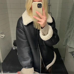 Teddy jacka - Pilotjacka i teddytyg, oversize modell. Använd en gång, så i nyskick! Köpt på asos, slutsåld där