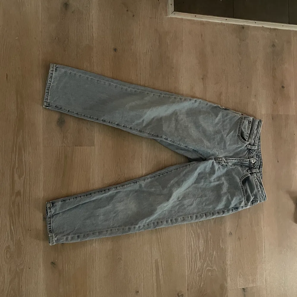 Två par oversized jeans i storlekarna 28/30 och small. Första är 28/30 och andra är S. Separat kostar jeansen 150kr styck. Tillsammans 225kr. De är i bra skick. Skriv för mer frågor. Jeans & Byxor.