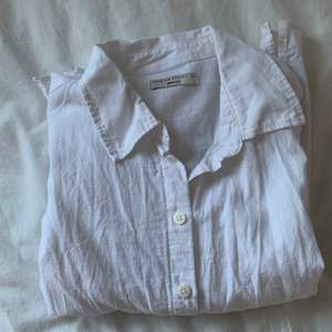 Kortärmad vit skjorta i ett slags tjockt linnetyg! Från GinaTricot i storlek 38! Frakt tillkommer❤️