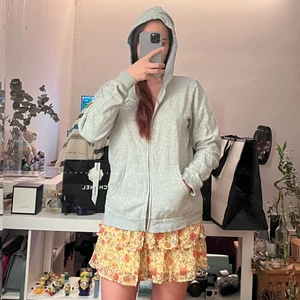 Grå - 💜Storlek står kid14+ som passar till xs/s                                💜 Hör gärna av dig om du vill se fler bilder