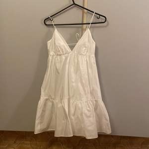 En vit klänning från Zara i storlek S🤍 aldrig använd, endast testad (prislapp sitter kvar). Perfekt till exempelvis student! 250 kr + 66 kr (frakt) = totalt 316 kr