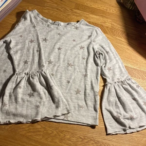 Grå barn tröja - En jättefin grå barntröja i bra skick och lite använd från hm, köparen står för frakten. Kan användas för barn mellan 8-10 år 