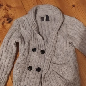 Kabelstickad kofta strl 86  - Sparsamt använd,märke LOGG. strl 86.