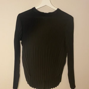 Svart blus från Wera  - Svart blus i en figursydd och elegant passform som inte framkommer på bilden. Märket Wera och Stl. 34