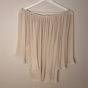 Beige blus  - Beige blus med trekvartslånga ärmar, från VeroModa, Stl. S 