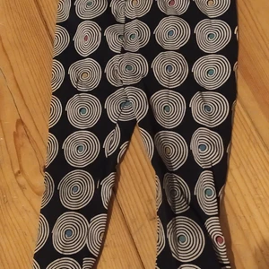 Lakrits leggings 86/92 - Me&I strl 86/92. Sparsamt använda. Djur och rökfritt hem. 
