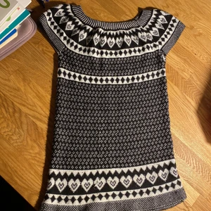 Stickad barn tröja stl 152/164 - En stickad tröja i bra skick utan skador eller slitningar, endast använd ett par gånger. Jättesöt till barn mellan 6-9 år gamla eller äldre som passar. Köparen står för frakten