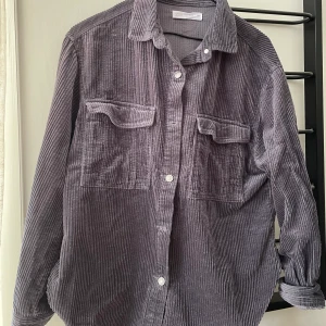 Skjorta från Zara - Supermjuk och fin. Använd 1 gång. Storlek 164, passar xs-s