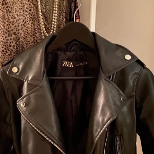 Zara skinnjacka slutsåld - Slutsålda skinnjacka från zara. Säljer för direktpris 300 kr. Dm för fler bilder. Frakt 66 kr