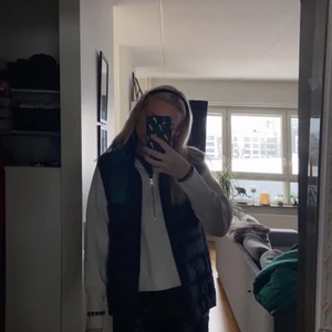  väst  - Superfin marinblå Calvin Klein väst storlek S. Perfekt till våren. Buda privat säljer till den som köper snabbast 