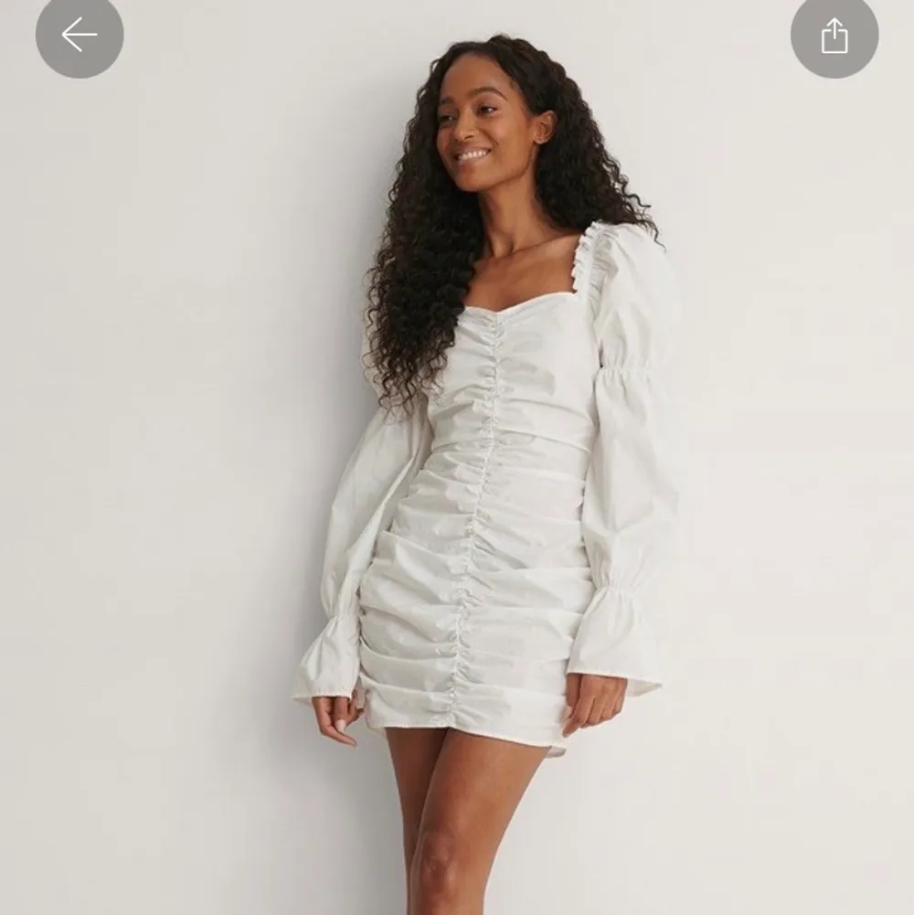 Jag söker denna klänningen i storlek 38, då den aldrig kommer in i lager igen och Undrar om någon skulle kunna tänka sig sälja sin.. Klänningar.