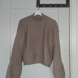 Stickad tröja - Stickad gammalrosa tröja med vida ärmar. 