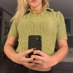 Grön stickad topp - Säljer denna söta gröna stickade topp m knappar o krage som går rätt högt!❤️sitter rätt tajt och lite som en magtröja i modellen💖❤️