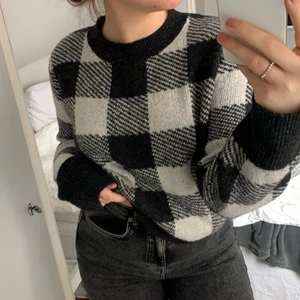 Rutig stickad tröja - Rutig stickad tröja, den är mjuk och sticks inte, den är lite nopprig men det syns knappt, passar xs-m beroende på önskad passform