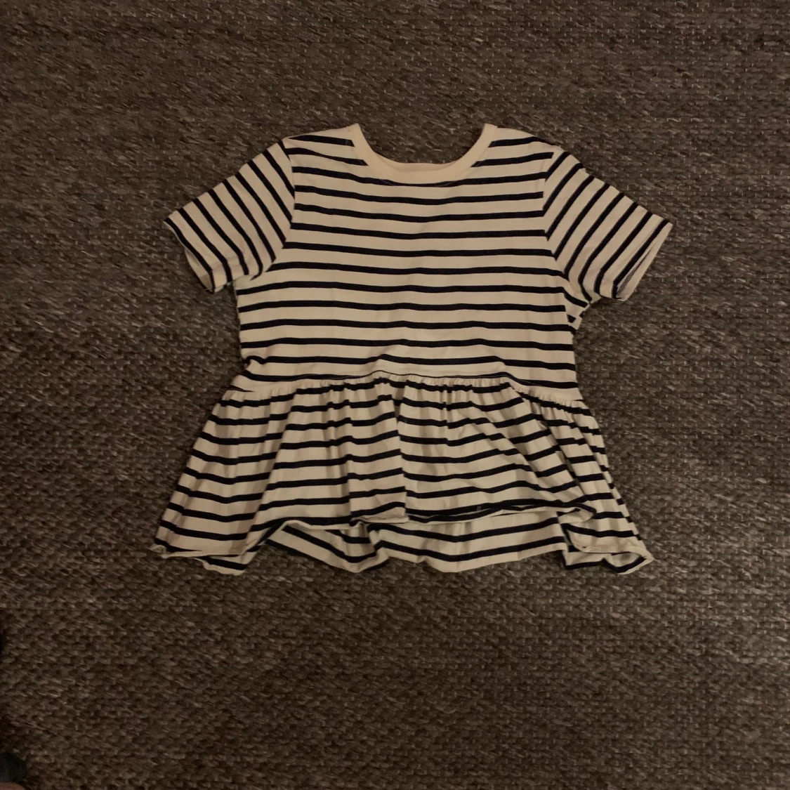 Randig volang tröja.  - 90